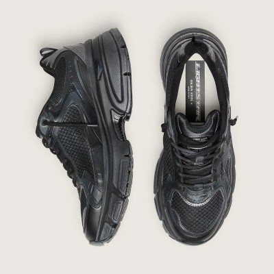 Golden Goose LightStar Sneaker With Black Leather And Mesh Upper And Black Star Golden Goose LightStar Sneaker With Black Leather And Mesh Upper And Black Star