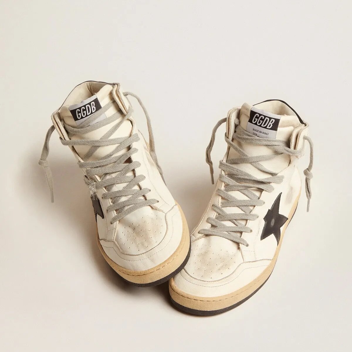 Golden Goose Sky-Star Sneaker With Signature On The Ankle And Black Inserts Golden Goose Sky-Star Sneaker With Signature On The Ankle And Black Inserts