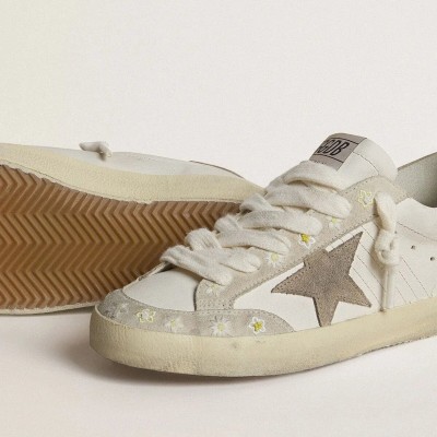 Golden Goose Super-Star Ltd Sneaker With Beige Suede Star And Heel Tab And Floral Embroidery Golden Goose Super-Star Ltd Sneaker With Beige Suede Star And Heel Tab And Floral Embroidery