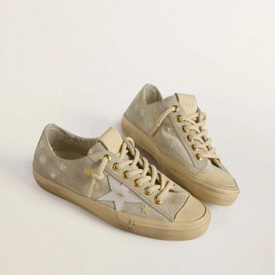 Golden Goose V-Star Sneaker In Ice-Gray Suede With White Leather Star And Floral Embroidery Golden Goose V-Star Sneaker In Ice-Gray Suede With White Leather Star And Floral Embroidery