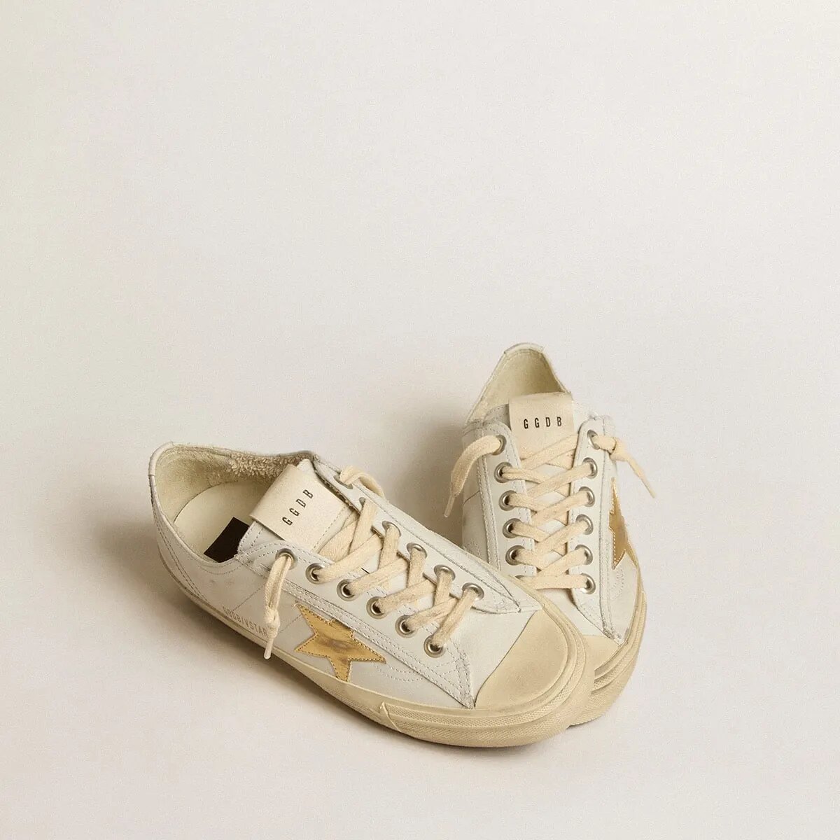 Golden Goose V-Star Sneaker In White Leather With Gold Metallic Leather Star Golden Goose V-Star Sneaker In White Leather With Gold Metallic Leather Star